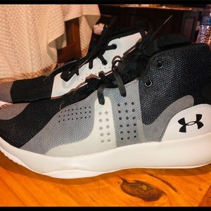 Under Armour men’s basketball shoe 7.5 NWOT